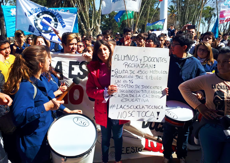 SV | La EET 2 hizo oír su reclamo: “Nos quieren ignorantes pero no lo vamos a permitir”