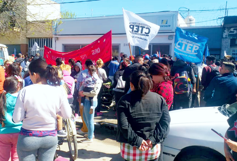 PP | Movimientos sociales hicieron oír su reclamo en la oficina de EDESUR