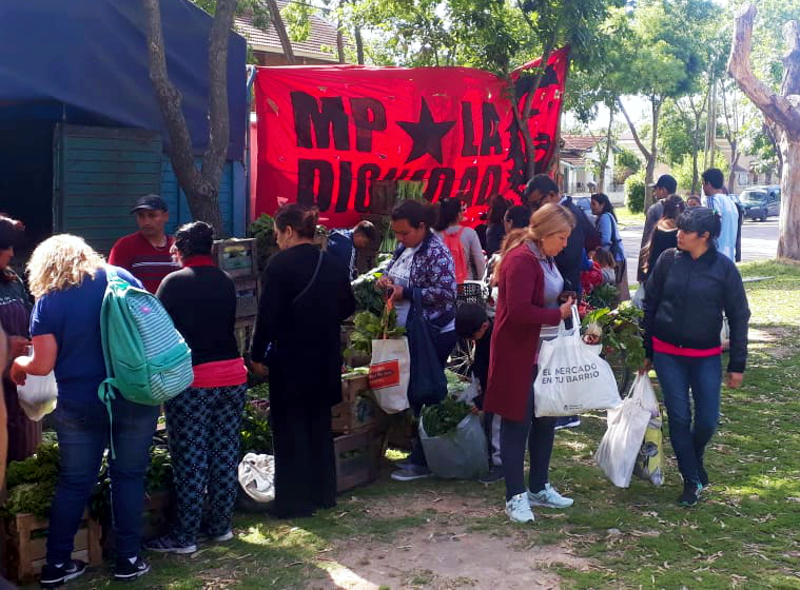 SV | Gran convocatoria de vecinos por la venta de frutas y verduras a diez pesos
