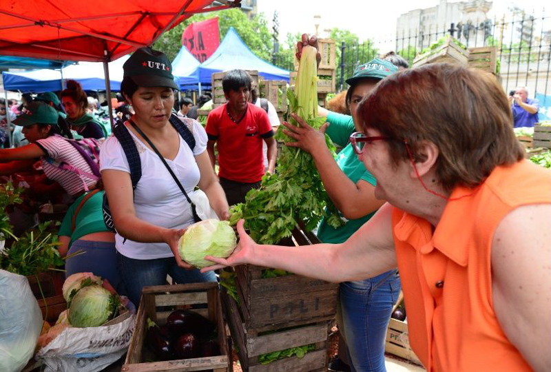 SV | Productores reclamarán con venta de frutas y verduras a diez pesos