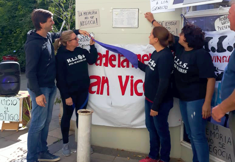 SV | Colocaron placas en memoria a los desaparecidos por el terrorismo de Estado