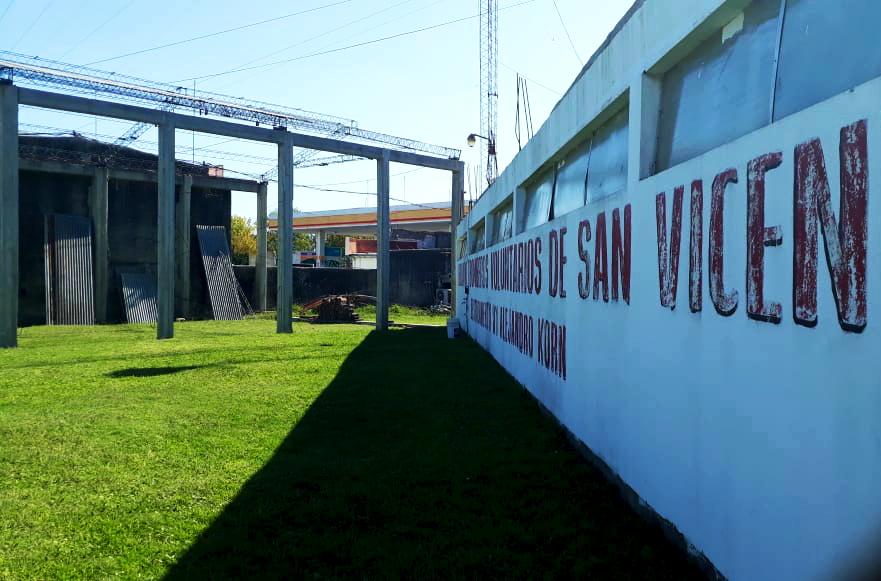 SV | Bomberos de Korn trabajan en una estructura para guardar unidades