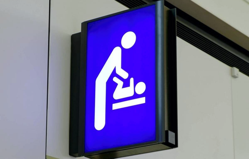 SV | Buscan reglamentar cambiadores de bebés en lugares públicos