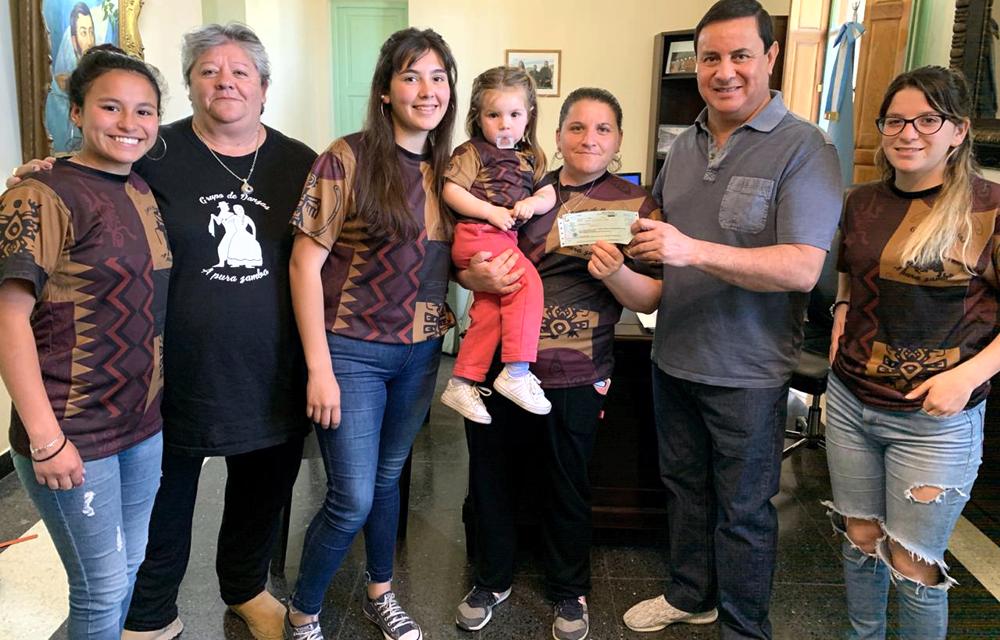 SV | Danzas > Gómez entregó subsidios a tres agrupaciones folklóricas
