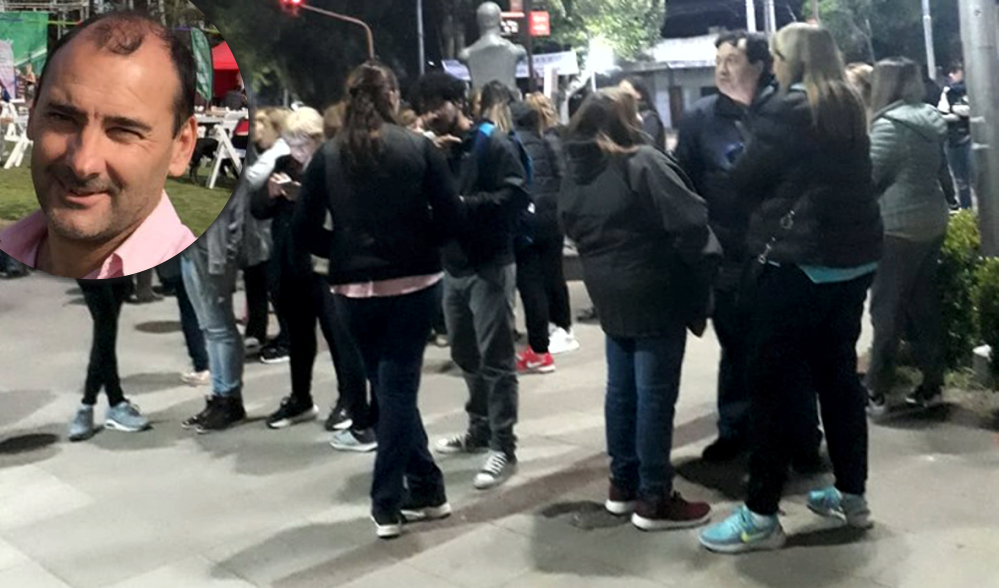 SV | Marcha > Vecinos increparon al secretario de Gobierno frente a su casa