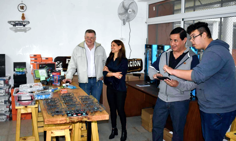 SV | Subsidio > Gómez entregó 80 mil pesos a la Escuela Agraria 1