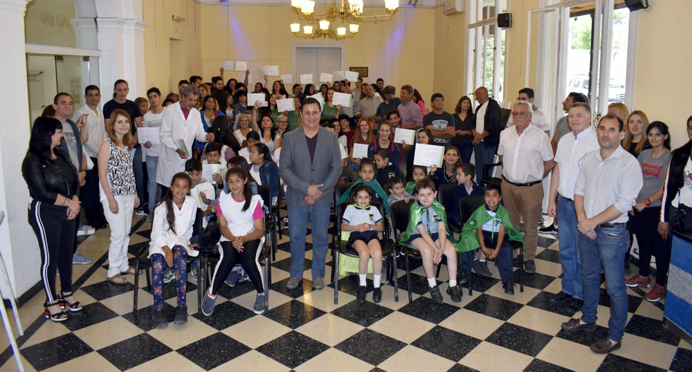 Educación | Gómez distinguió a alumnos que representaron a San Vicente durante el año