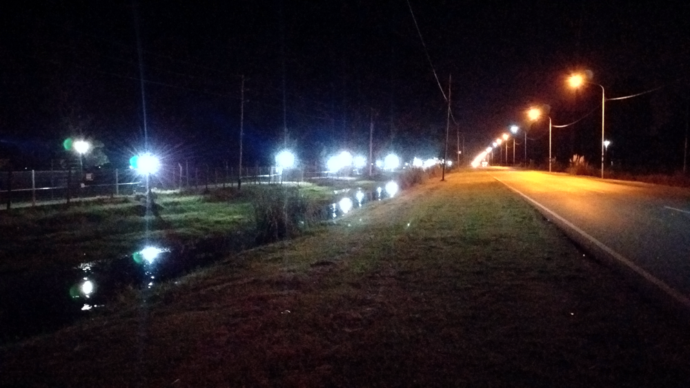 Seguridad | Automovilistas se quejan por que las luces de un country encandilan