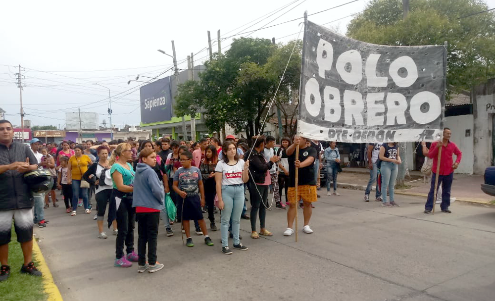 Presidente Perón | Militantes del Polo Obrero reclamaron alimentos frente al Municipio