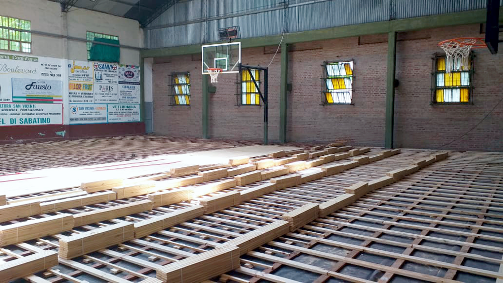 La Española | Comenzó la colocación del parquet en la cancha de básquet