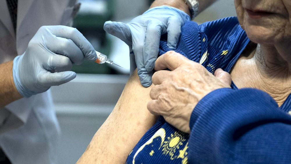 En farmacias | Hoy comenzaron a vacunar contra la gripe a los afiliados a PAMI