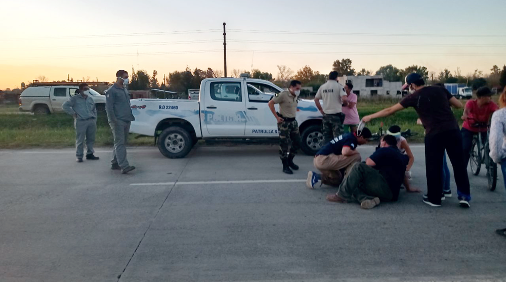 Autovía 6 | Delincuentes tiran de su moto a una policía para robarle el arma reglamentaria