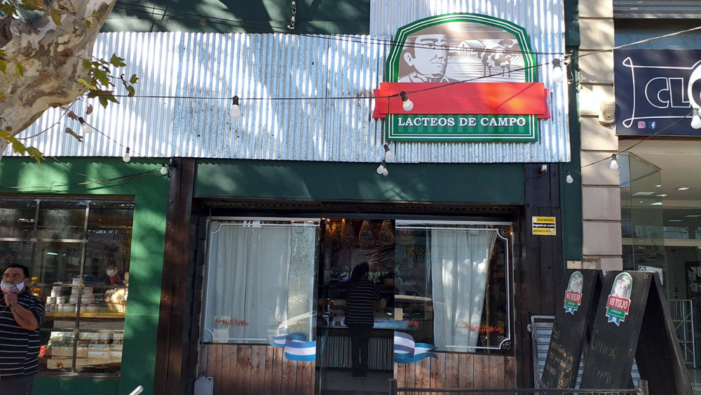 Video | Violando la cuarentena, jóvenes vandalizaron un comercio del centro sanvicentino