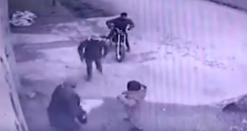 Video | Motochorros atacaron a una mujer a plena luz del día en San Vicente