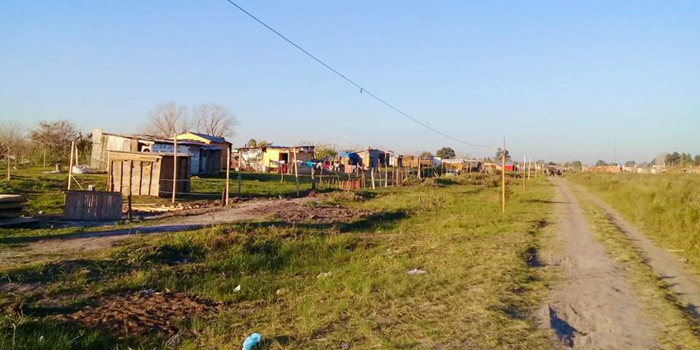 Numancia | Ocupantes de terrenos del ferrocarril denuncian a un particular que colocó un alambrado de púas