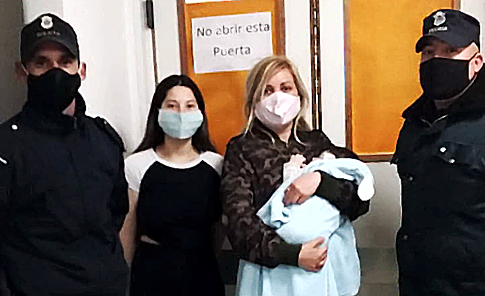 Guernica | Dos policías le salvan la vida a una beba de 22 días al practicarle RCP