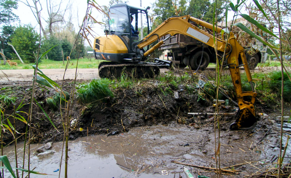 Servicios | Continúa la limpieza de canales en el barrio Biocca de San Vicente