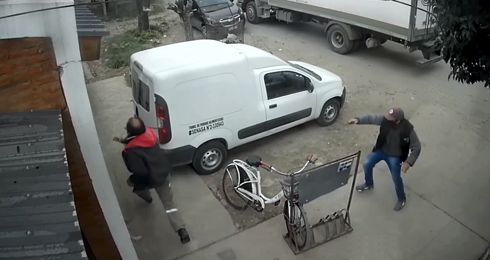 Video| Dos motochorros asaltaron a un repartidor de La Serenísima a plena luz del día en San Vicente