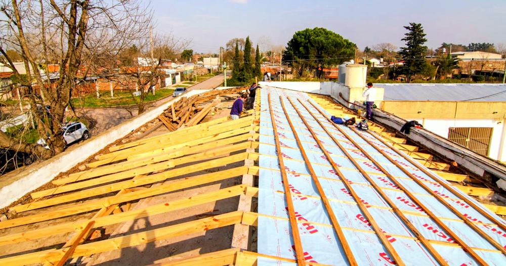Educación | Construyen a nuevo el techo de la Escuela Primaria 23 del barrio Santa Ana
