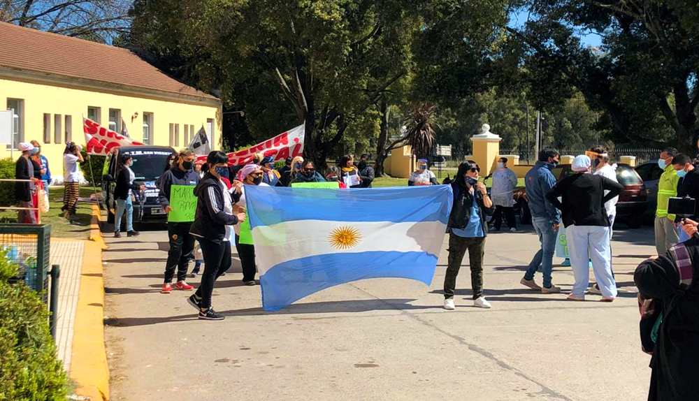 Salud | Enfermeros del Ramón Carrillo marcharon al Municipio por una recomposición salarial