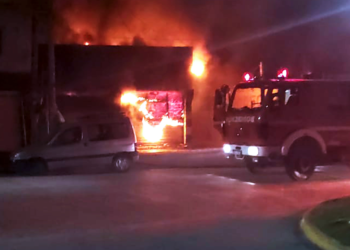 Video | Voraz incendio destruyó un comercio y provoco daños en depósito y departamentos de San Vicente