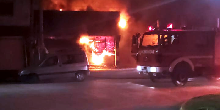 Video | Voraz incendio destruyó un comercio y provoco daños en depósito y departamentos de San Vicente