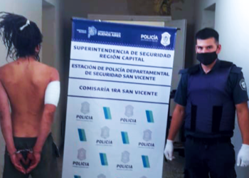 San Vicente | Andaba desnudo por la vía pública y terminó con el traje a rayas