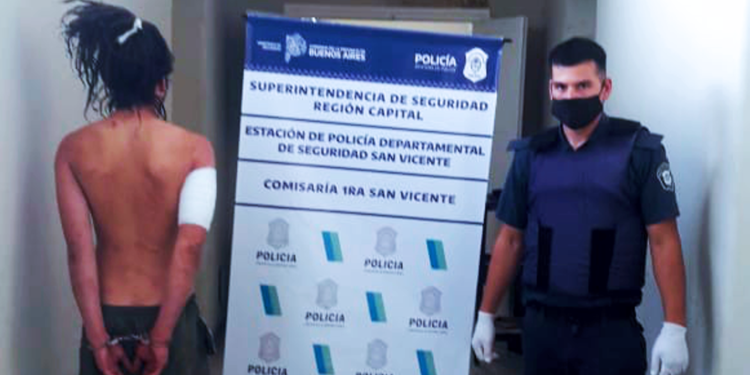 San Vicente | Andaba desnudo por la vía pública y terminó con el traje a rayas