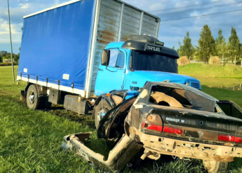 Accidente | Un hombre perdió la vida al chocar de frente un automóvil y un camión