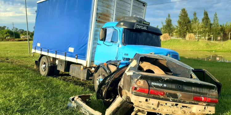 Accidente | Un hombre perdió la vida al chocar de frente un automóvil y un camión