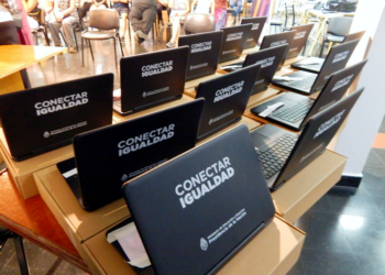 Educación y Tecnología | La intendenta Cantero entregó el remanente de netbooks a alumnos secundarios
