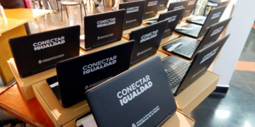Educación y Tecnología | La intendenta Cantero entregó el remanente de netbooks a alumnos secundarios