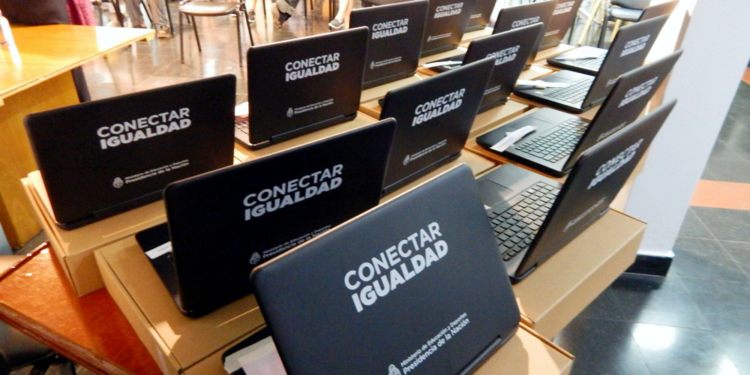 Educación y Tecnología | La intendenta Cantero entregó el remanente de netbooks a alumnos secundarios