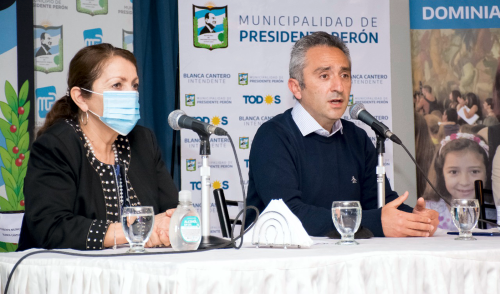 Regularización Dominial | Cantero y Larroque entregaron escrituras a vecinos peronenses