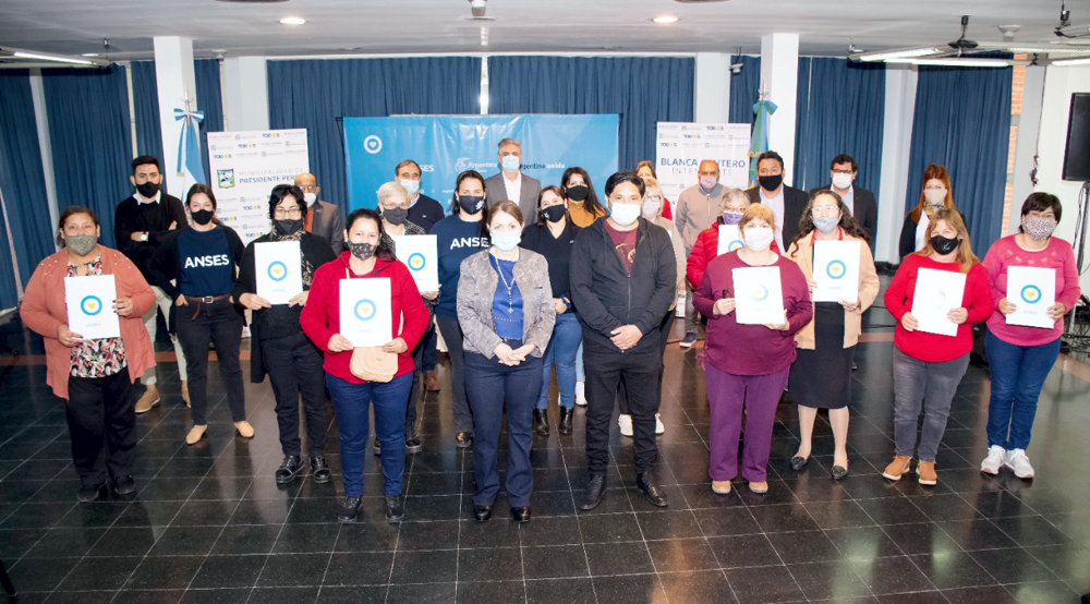 Presidente Perón | Blanca Cantero entregó jubilaciones anticipadas a vecinos del distrito