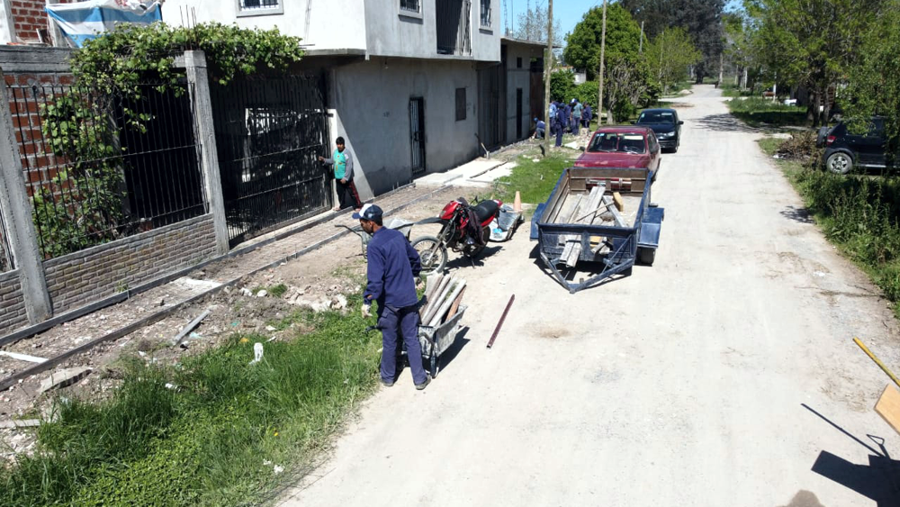 Presidente Perón | Con el Programa Argentina Hace II construyen veredas en el barrio Las Lomas