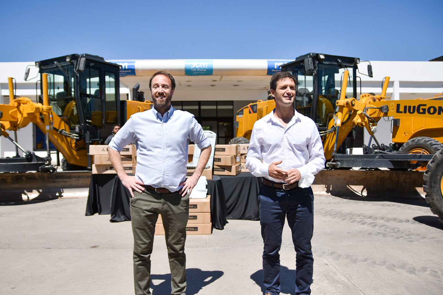 Servicios | Presentaron cuatro motoniveladoras adquiridas recientemente por la Comuna