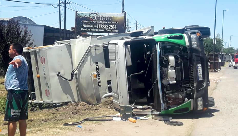 Accidente | Un camión recolector volcó en Alejandro Korn y hay un herido muy grave