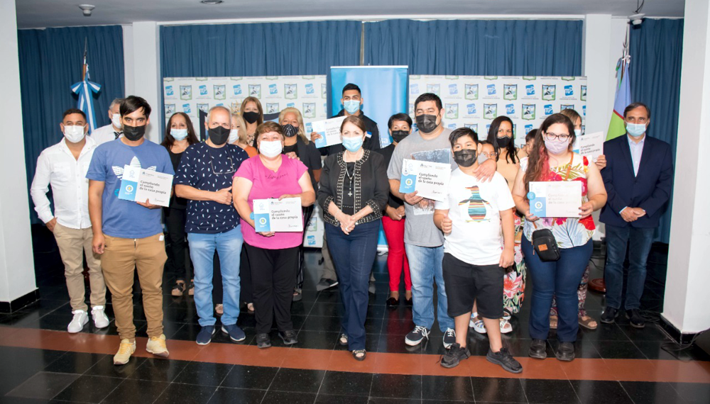 Presidente Perón | Blanca Cantero entregó créditos para la construcción a familias del distrito