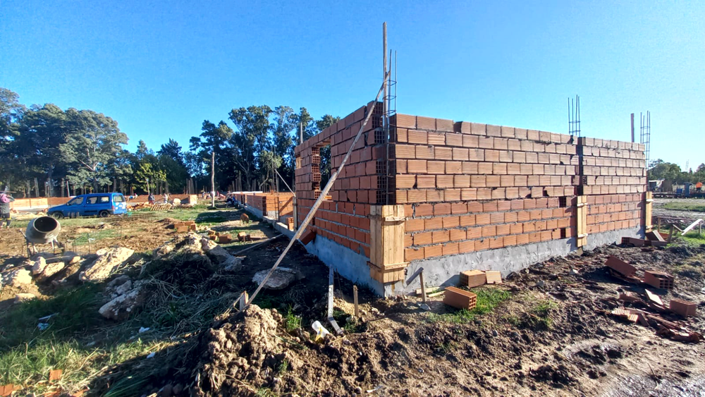 Alejandro Korn | Continúa la construcción de 300 viviendas en el Polideportivo Mugica