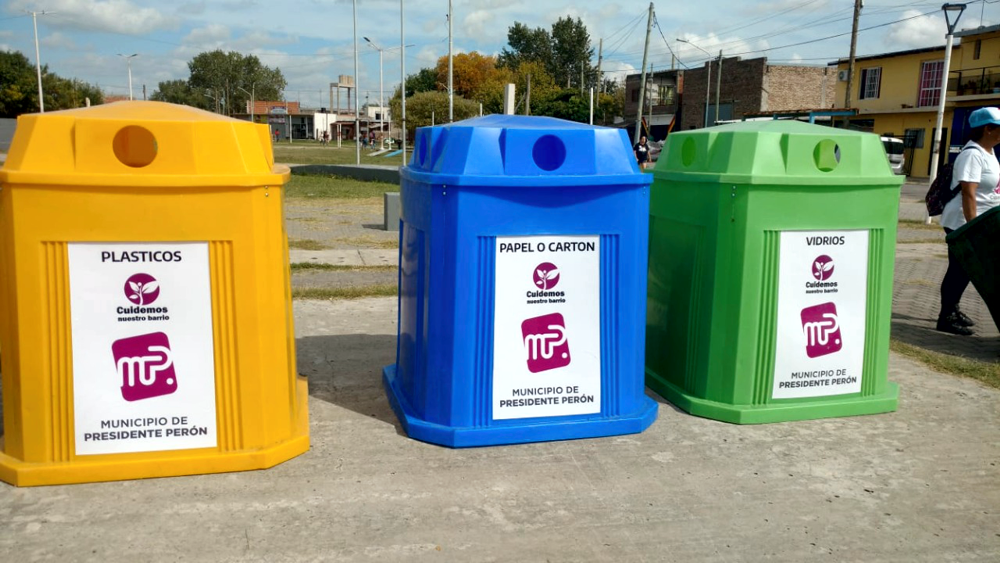 Presidente Perón | Instalan contenedores para clasificar y reciclar residuos en Santa Elena