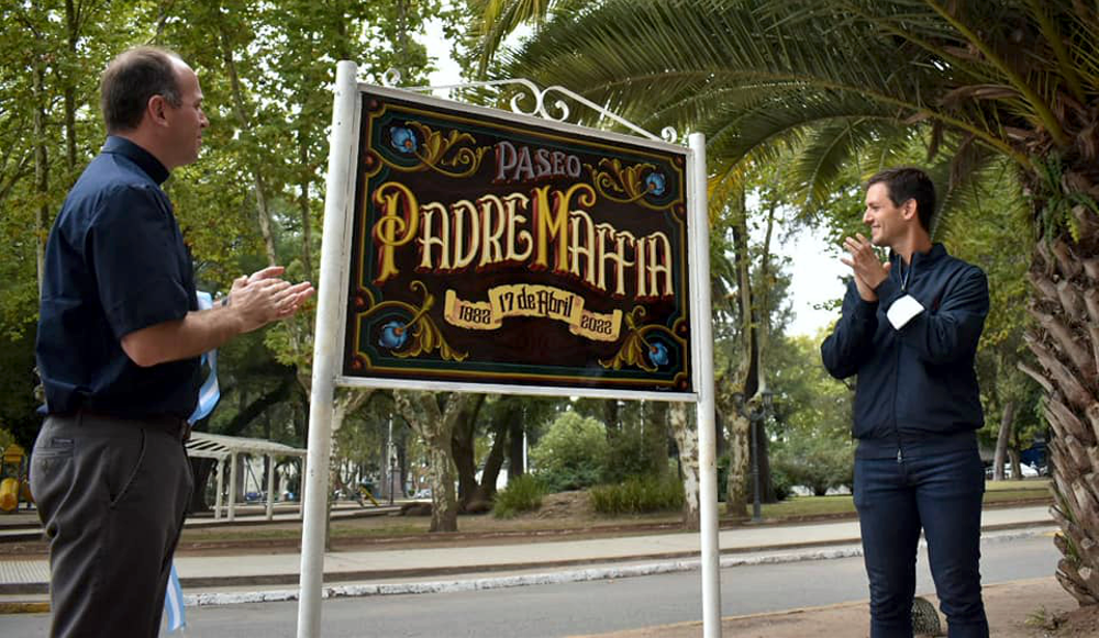 Homenaje | Imponen el nombre de Eduardo Maffía al bulevar frente a la parroquia de San Vicente