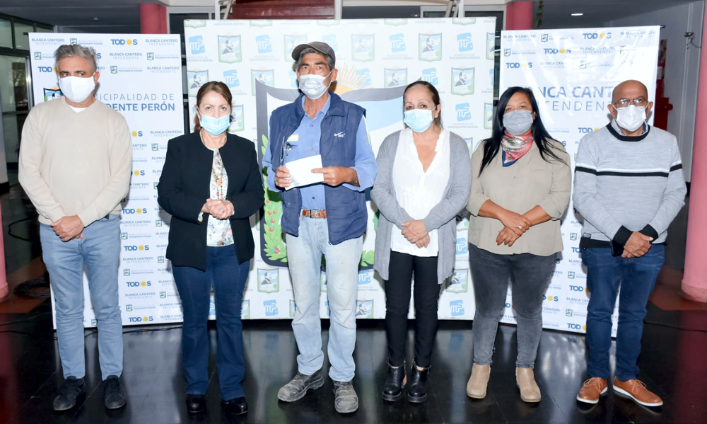 Transporte | Blanca Cantero entregó pases libres para vecinos discapacitados o transplantados