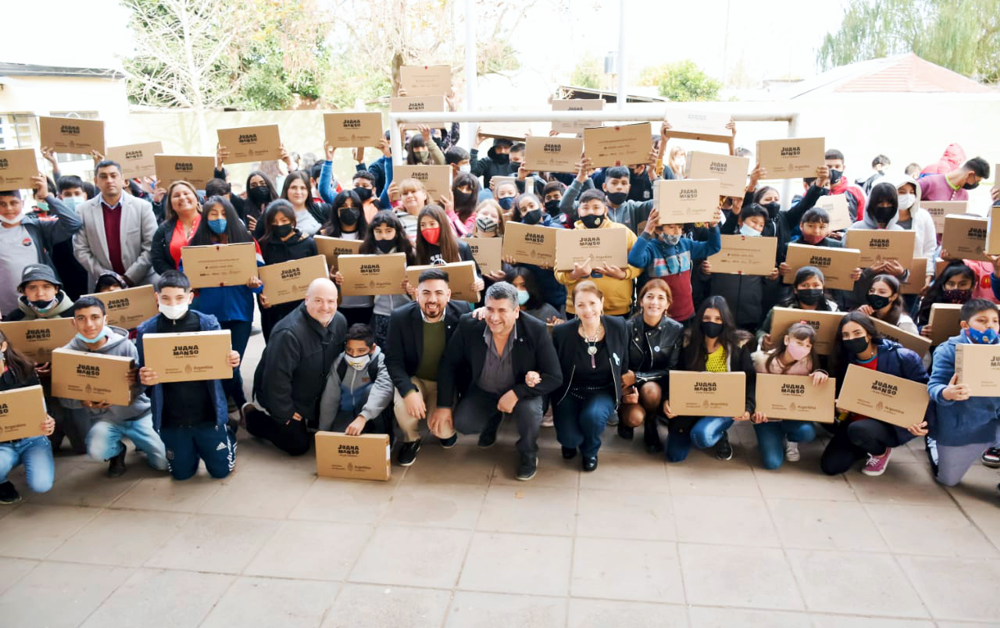 Educación | Blanca Cantero entregó netbooks en la Escuela Secundaria 6 de América Unida
