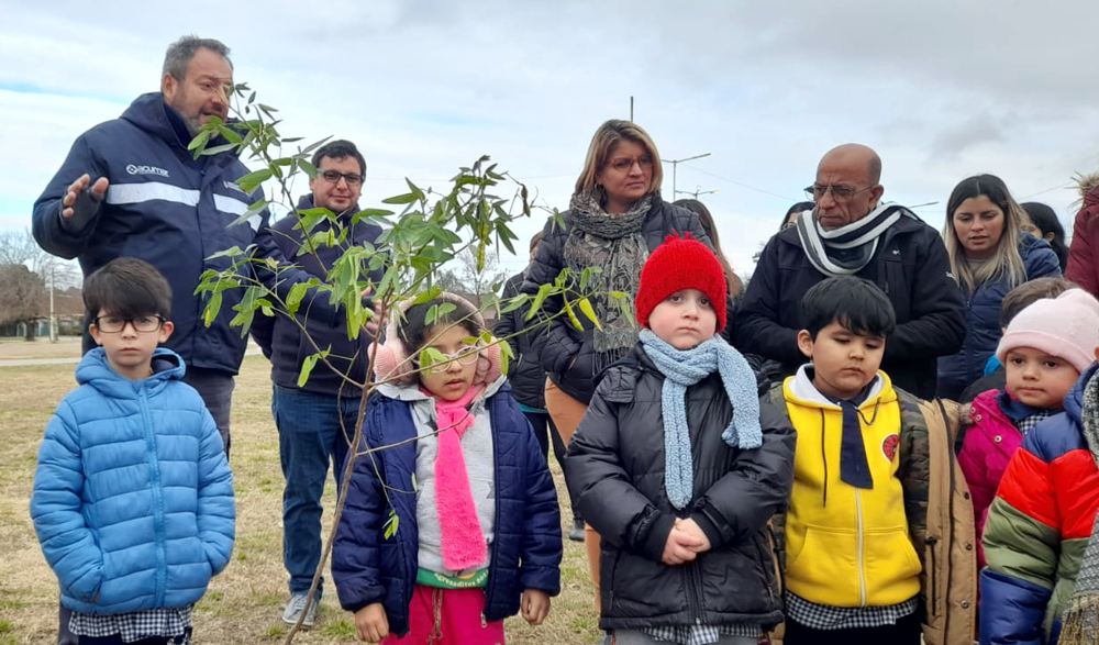 Ecología | Municipio y ACUMAR continúan forestando paseos públicos de Presidente Perón