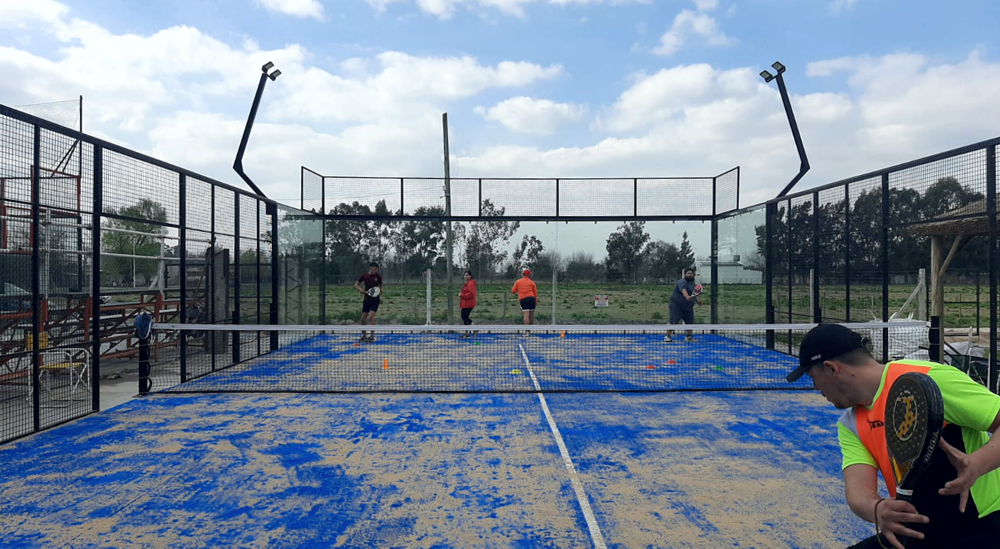 Pádel | El Complejo Aonikenk de San Vicente estrenó su cuarta cancha de blindex