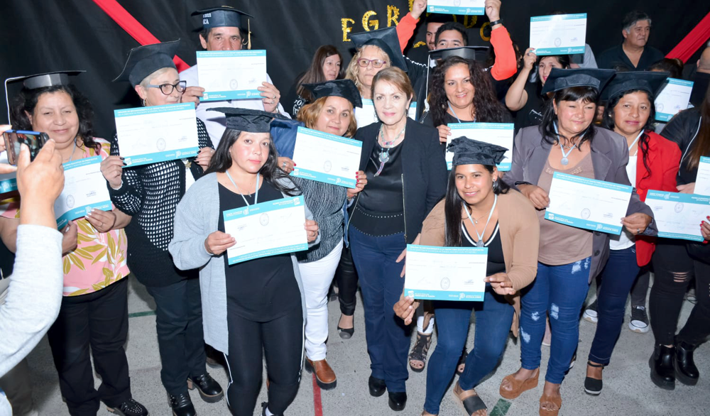Educación | Blanca Cantero entregó diplomas, medallas y boletines a egresados del Programa FinES