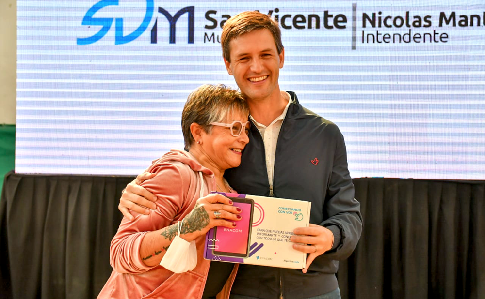 San Vicente | Mantegazza entregó la tablet número 3 mil a Adultos Mayores del distrito