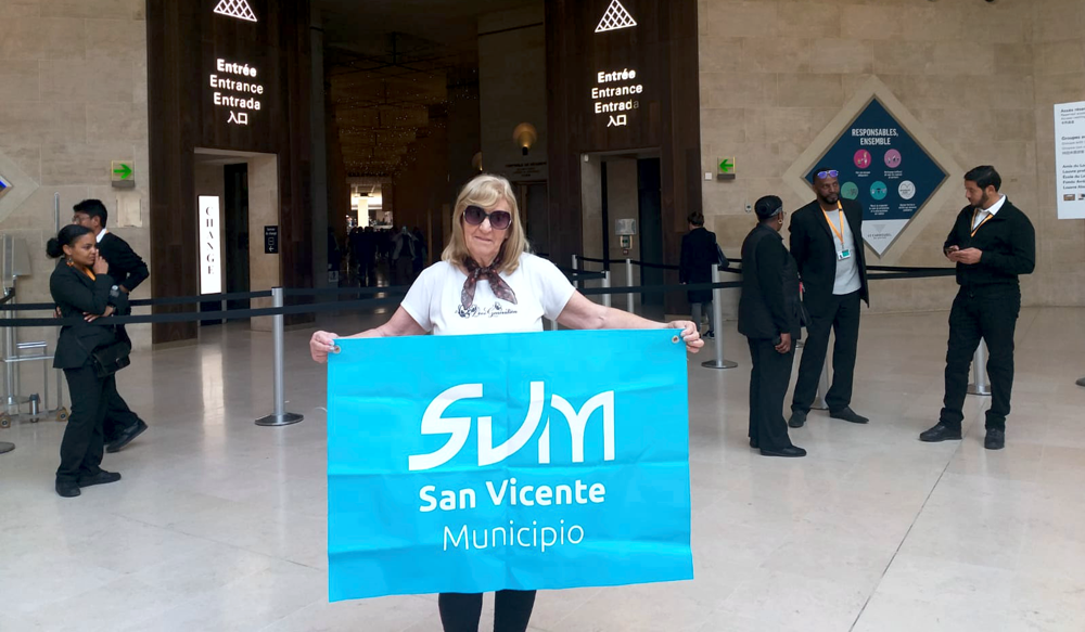 París | La artista plástica sanvicentina Elsa Ribas expone su obra en el Carrousel del Louvre