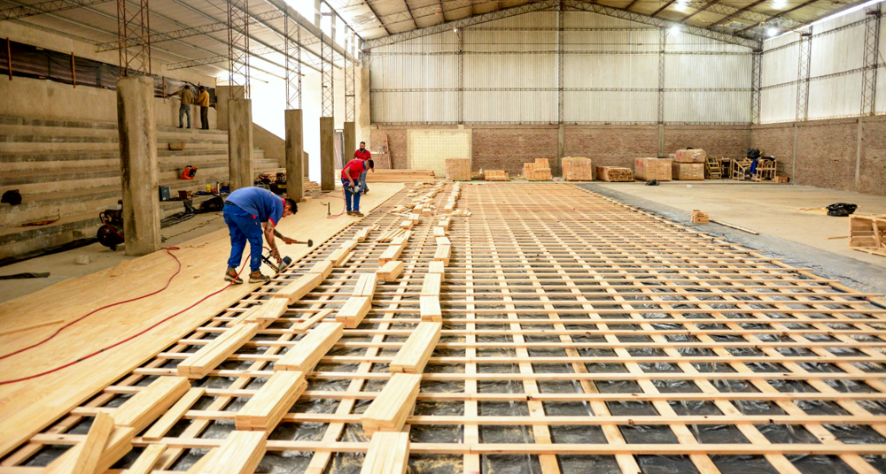 Deportes | Colocan piso de parquet en el microestadio cubierto del Polideportivo Mugica